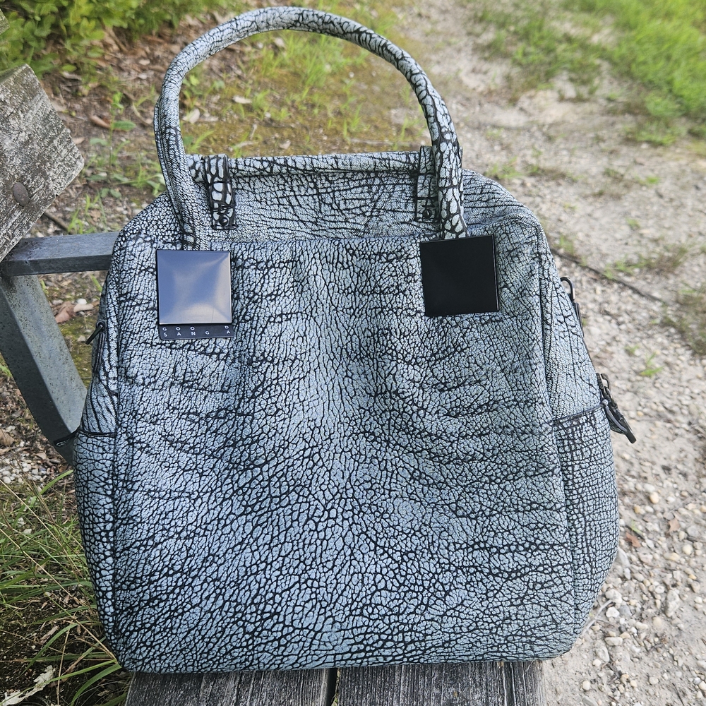 Elegant Blue Tote with Textured Design